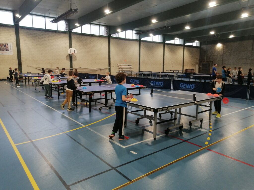 Joueurs à la table dans le gymnase